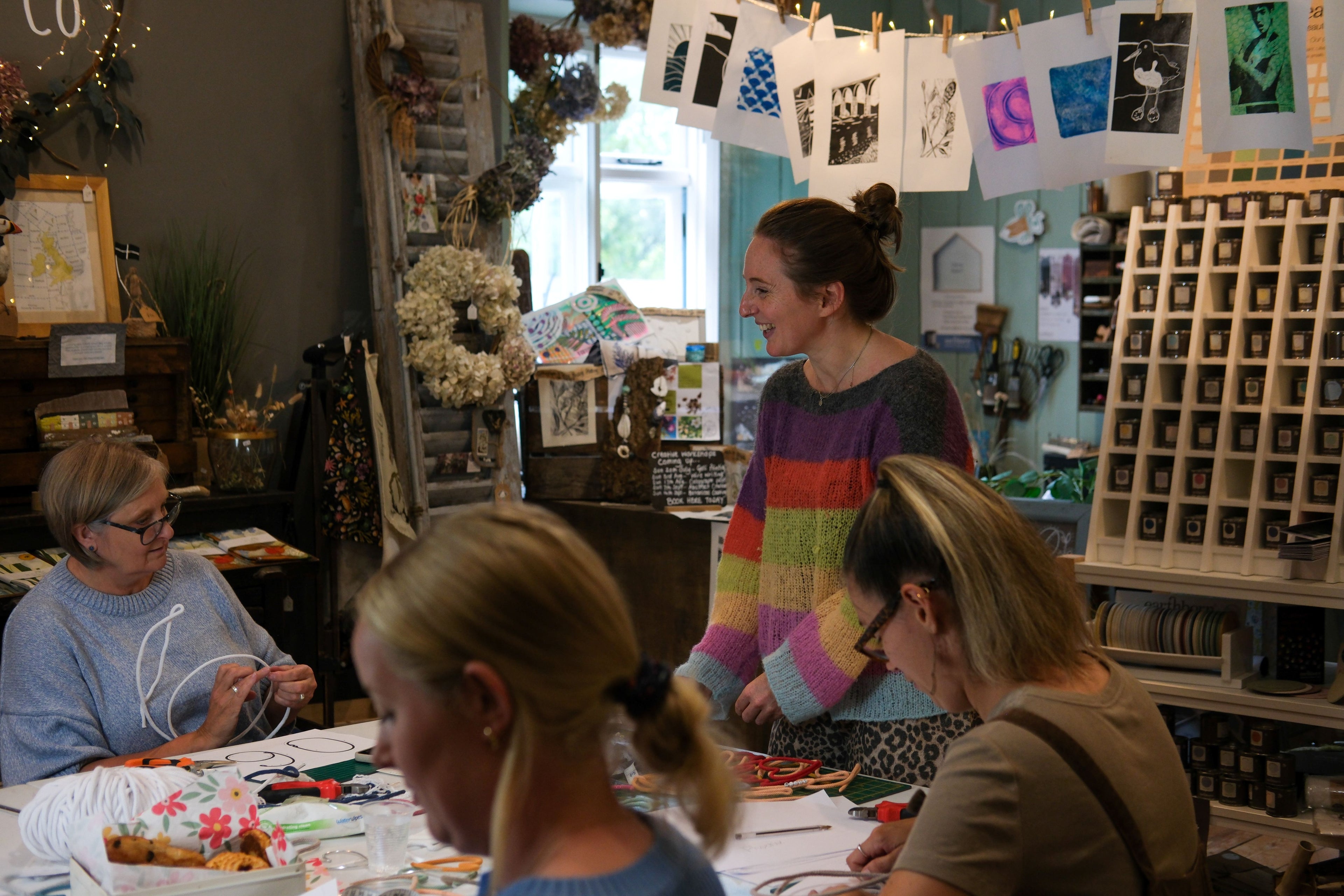 Jenni from Ginger + Make leading a beginner-friendly creative workshop in Cornwall. 